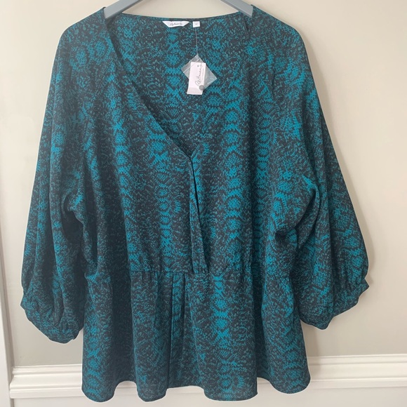 Reitmans green and black top - Picture 2 of 7